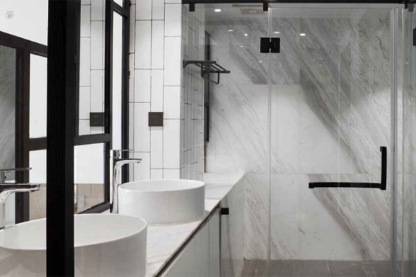 שיפוץ חדר אמבטיה גדול: מדריך מקיף לעבודה נכונה